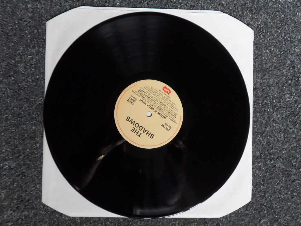 SHADOWS 20 Golden Greats & String of Hits - Image 3