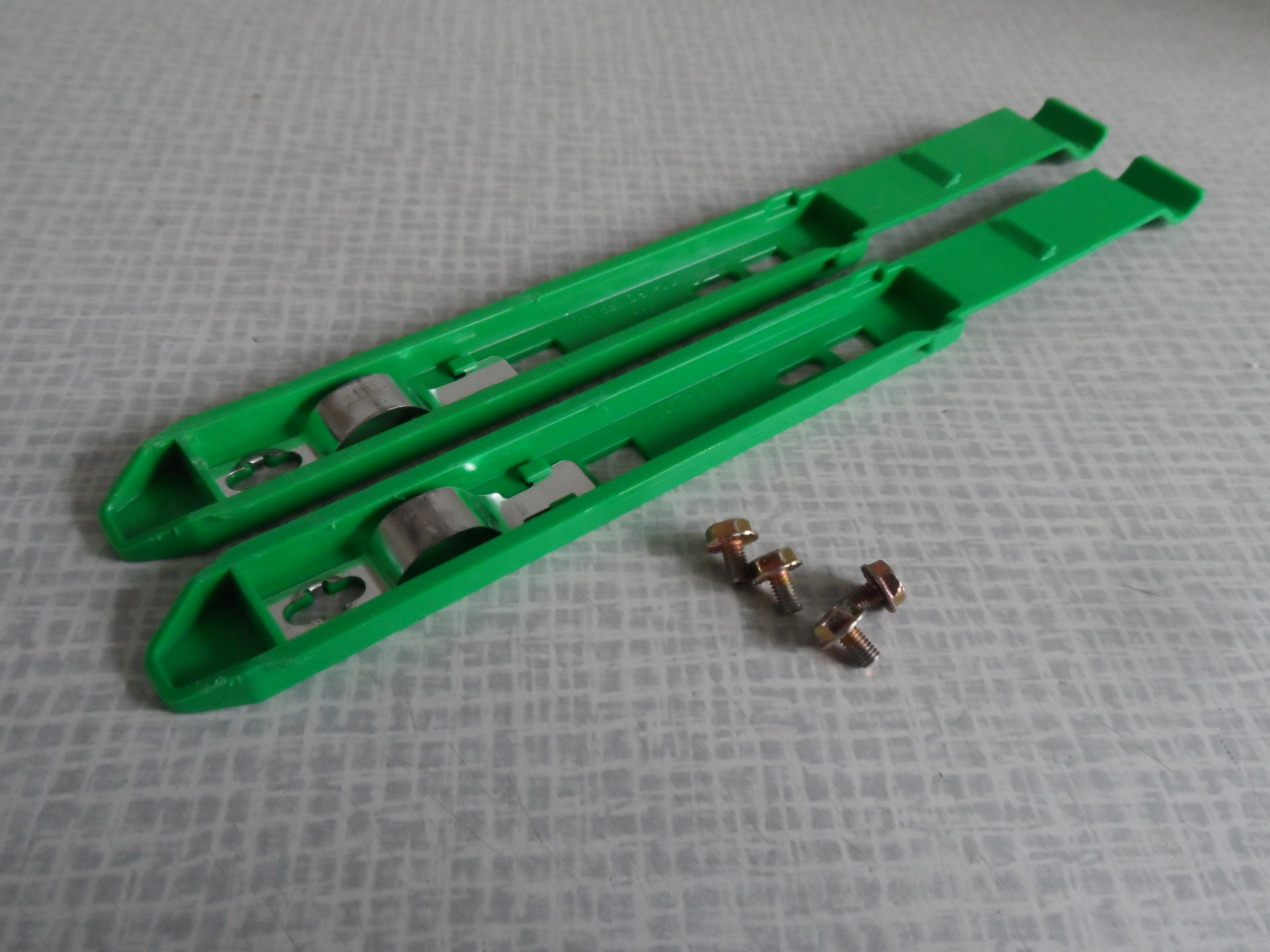 Dell drive rails. Sold in pairs. For internal drive installations. p/n 86DVJ