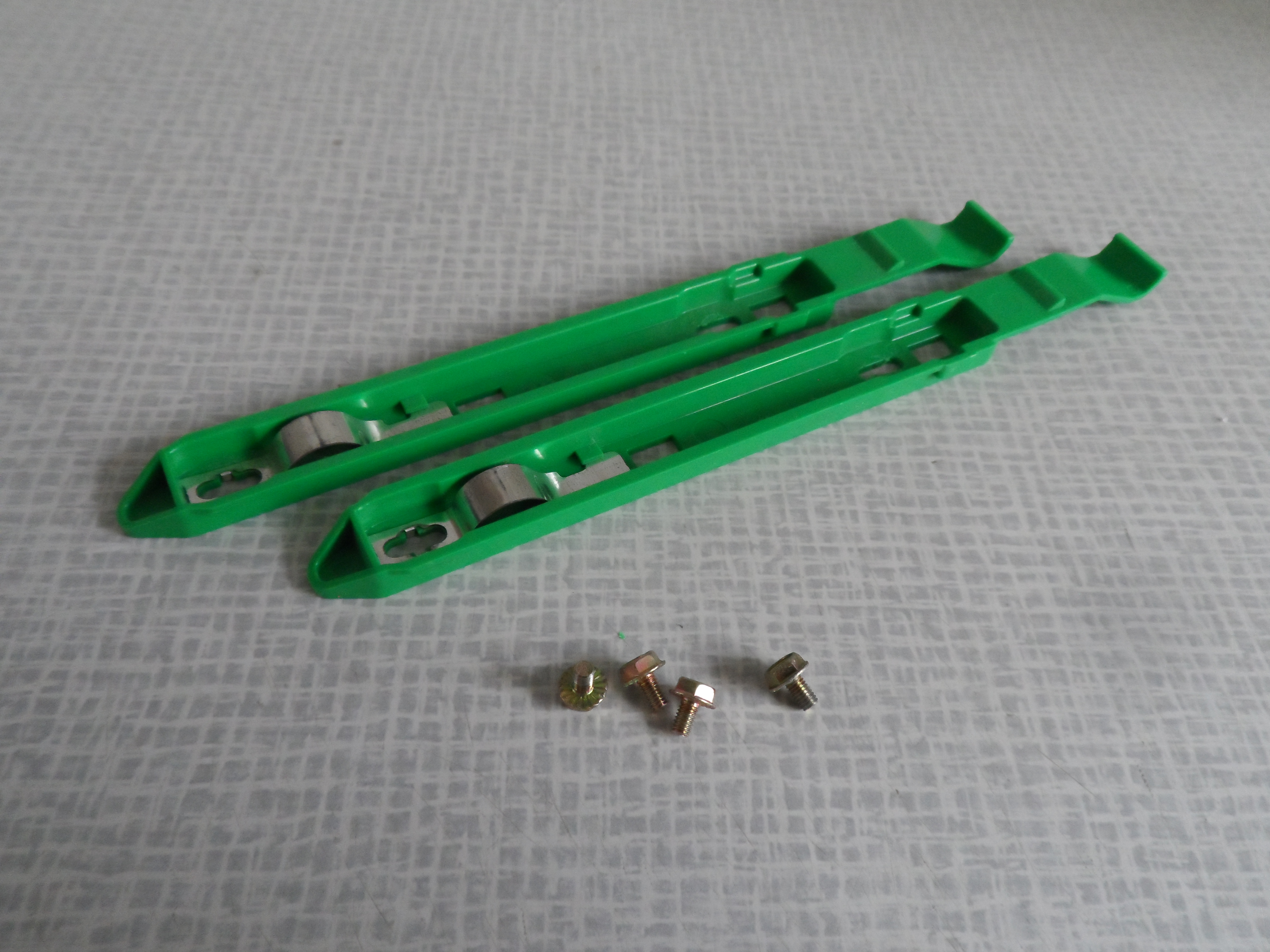 Dell drive rails. Sold in pairs. For internal drive installations. p/n 995EM